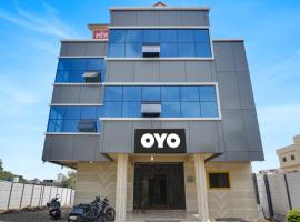 Hotel O Crown & Lodge，位于Dehu的酒店