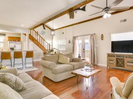 Bayou Bliss Barataria Waterfront Getaway with Dock!，位于Barataria的酒店