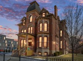 The Lumber Baron's Mansion: 2 King Suites, 2.5BA + Gym，位于底特律的度假短租房