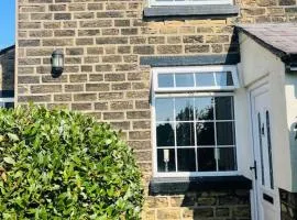 Willow Cottage - Billinge Wigan, sleeps 4 , parking and garden