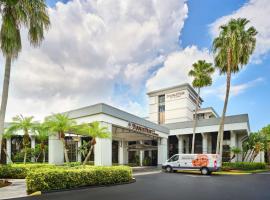 棕榈滩花园希尔顿逸林酒店，位于棕榈滩花园的酒店
