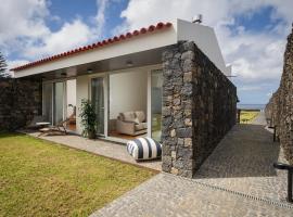 ENTRE MUROS - Turismo Rural - Casa com jardim e acesso direto ao mar，位于大里贝拉的自助式住宿