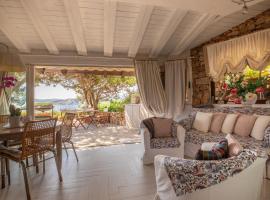 PORTO ROTONDO SPLENDIDO APPARTAMENTO CON GIARDINO VISTA MARE，位于罗通多港的酒店