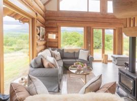 Wild Nurture Eco Luxury Offgrid Log Cabin，位于威廉堡的木屋