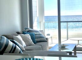 Luxury beachfront apartment，位于Moana的酒店