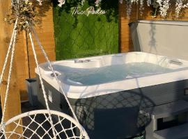 The Garden Pod with Private Hot Tub，位于Ballymagan的木屋