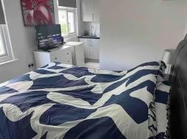 Studio - 1 Bed - CloseToElizabethLine&Westfield