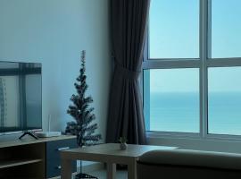 Seaview Private Master Bedroom in a Shared Unit，位于丹绒道光的民宿