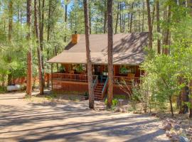 Hikers Haven Pine Getaway with Wraparound Deck!，位于Pine的酒店
