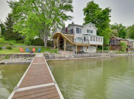 Family-Friendly Cayuga Lake Retreat with Dock!，位于塞尼卡福尔斯的带停车场的酒店