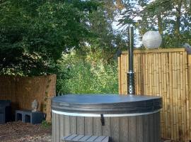 Rumah Senang Ewijk met royale tuin en hottub，位于Ewijk的度假村