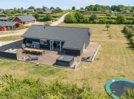New And Modern Holiday Home With Hot Tub，位于Frørup的酒店