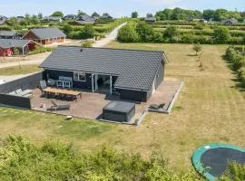 New And Modern Holiday Home With Hot Tub