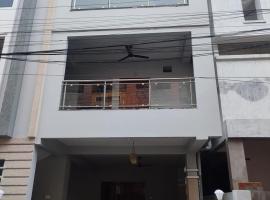 Rahul's Castle Guest House，位于维沙卡帕特南的酒店