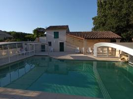 Gîte les vignes avec piscine proche du Ventoux，位于Saint-Romain-en-Viennois的酒店