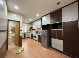 Muslim Suite Home @ Airport Bayan Lepas Penang，位于峇六拜的别墅