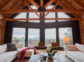 The Ridge: A Modern Cabin，位于Bostic的酒店