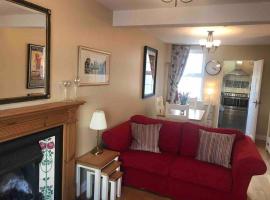 Downshire Cottage: Cosy home in Holywood Centre，位于霍利伍德的酒店