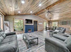 Broken Bow Riverfront Cabin with Private Hot Tub!，位于布罗肯鲍的度假短租房