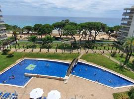 &Aacute;tico con gran terraza y vistas al mar，位于布拉内斯的酒店
