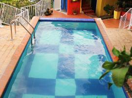 Encantadora cabaña con piscina y jacuzzi en San Gil，位于圣希尔的酒店