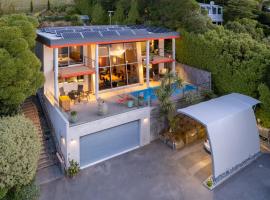 The Bolthole - Charteris Bay Holiday Home，位于 Lyttelton的酒店