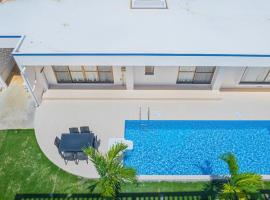 Summer Palace Miyako，位于Nishibaru的宠物友好酒店