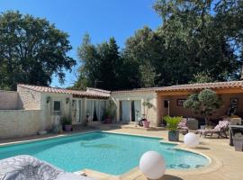 appartement avec piscine，位于Arpaillargues-et-Aureillac的酒店