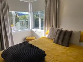 Darfield Home Stay - Large Bedroom, Dedicated Bathroom, Parking, Quiet Location
