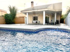 CHALET CON PISCINA A 100m DE LA PLAYA LA MANGA，位于拉曼加戴尔马尔梅纳的木屋