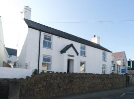 Pass the Keys Spacious Cottage in central Benllech with parking，位于本莱赫的酒店