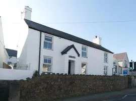 Pass the Keys Spacious Cottage in central Benllech with parking