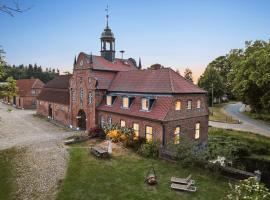 Ferienhaus "Altes Torhaus" - Gut Kletkamp，位于Kletkamp的带停车场的酒店