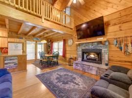 Cabin with Hot Tub and Fishing Pond in Del Rio!，位于Del Rio的酒店