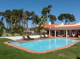 Lux villa near sea: pool, sauna, tennis，位于克洛伊奥斯的别墅