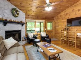 Charming Blue Ridge Cabin with Game Room and Hot Tub!，位于蓝岭的酒店
