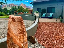 Sedona Uptown Gem! Wow! Views!! NEW! BARREL SAUNA!!! Close to trails, walk to Uptown Sedona, restaurants and shopping，位于塞多纳的酒店