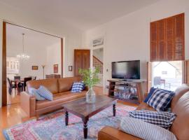 WFH Friendly Abode with Balcony in Columbus!，位于哥伦布的酒店