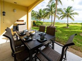 Paradise Retreat, A Tropical Oceanfront Villa，位于自由港市的海滩短租房