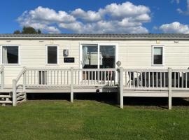 3 Bedroom, 8 Berth, Dog Friendly, Holiday Home，位于Belton的带停车场的酒店