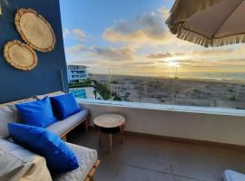 Sidi Rahal Blue View, Beachfront wide seaview with pool，位于西迪拉哈尔的公寓