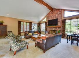 Hot Tub and Games Spacious Golf Retreat in Payson，位于佩森的酒店