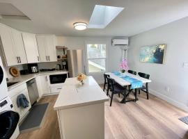 Tacoma 2 bedrooms 1 baths sleep 5 with compact kitchen，位于塔科马的酒店