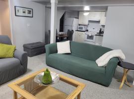 Private basement apartment，位于萨斯卡通的度假短租房