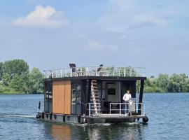 Tiny Houseboat Luxery，位于泽沃德的船屋