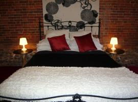 Seafret Barn sleeps two, North Norfolk，位于Roughton的酒店