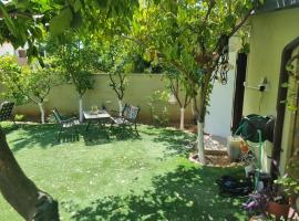 B&B Amit 18 minutes from the airport - אירוח כפרי עמית 18 דקות משדה תעופה，位于佩塔提克瓦的酒店