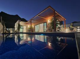 Villa de lujo con piscina climatizada，位于莫甘的度假短租房