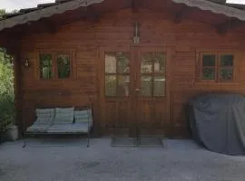 petit chalet dans verger et village Historique