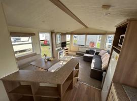 Lovely 2-Bed Lodge in St Osyth，位于滨海克拉克顿的海滩短租房